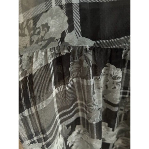 Torrid Blouse Womens Size 2 Gray Floral Button Up Pockets Roll Tab Sleeve EUC - Picture 7 of 9